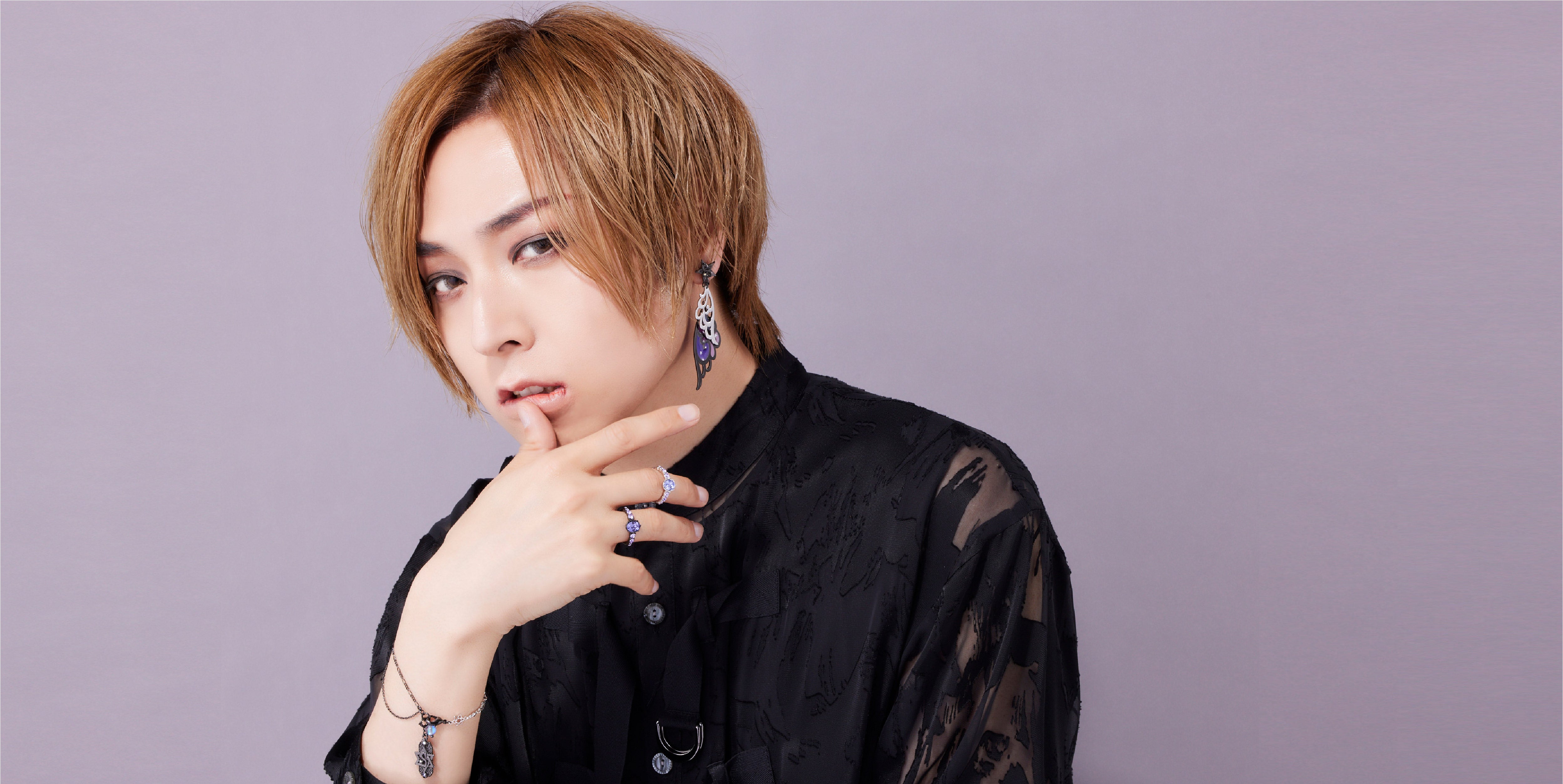 <center><small>シグネイチャーカラーを同じく“紫”とする<br>蒼井翔太さんとコラボレーション!</small></center>