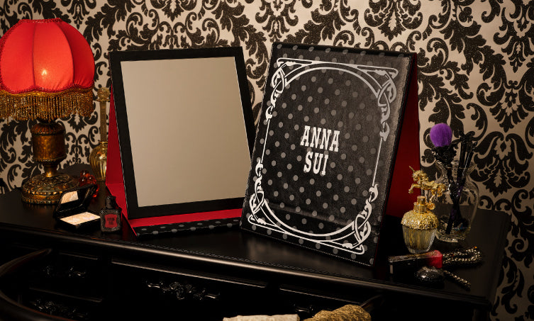 <center><small>ANNA SUI COSMETICS<br> SPECIAL THANKS<br> NOVELTY FAIR</small></center>