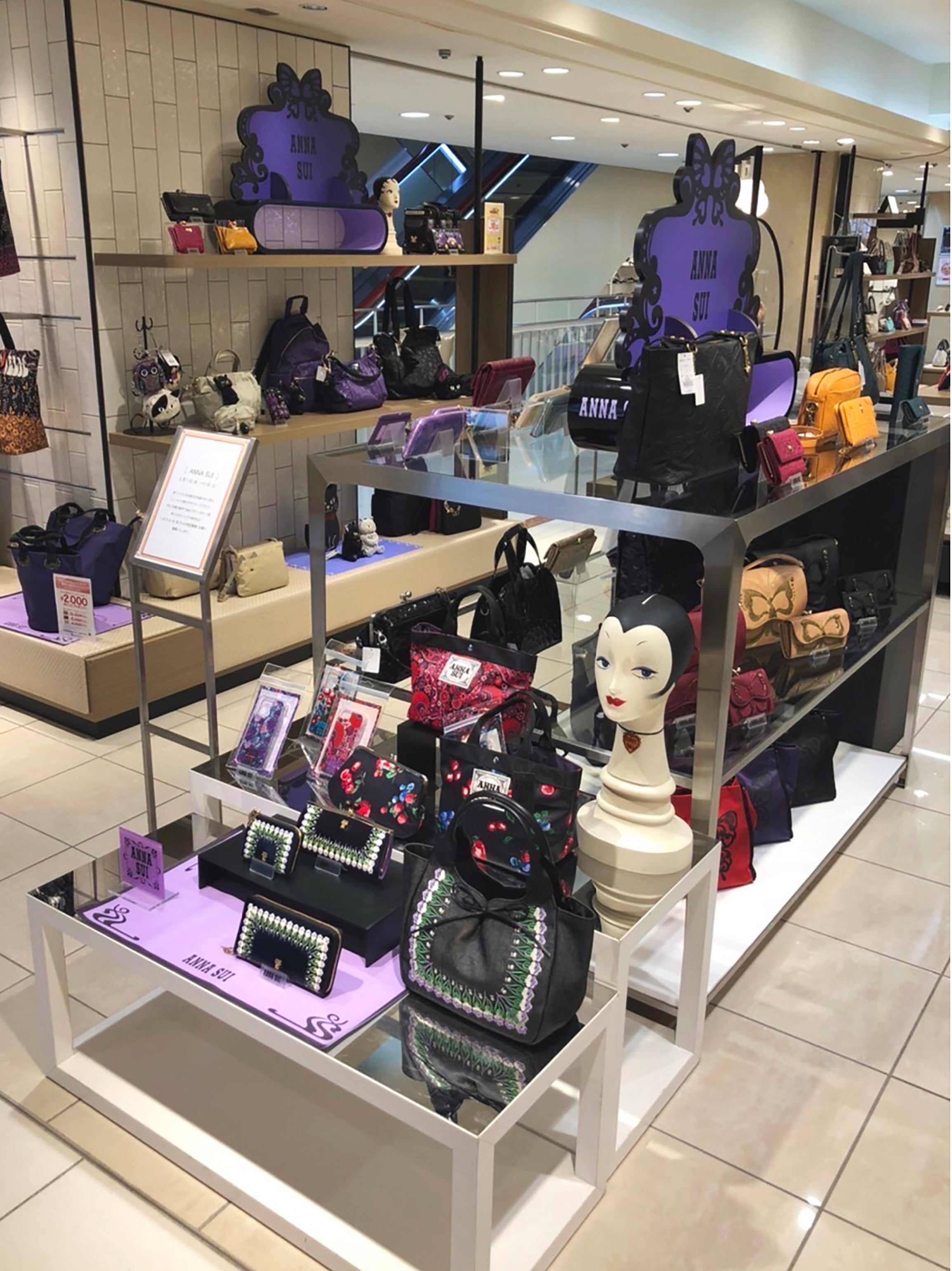 <center><small>横浜タカシマヤ 3階ハンドバッグ売場にて取り扱い開始!</small></center>