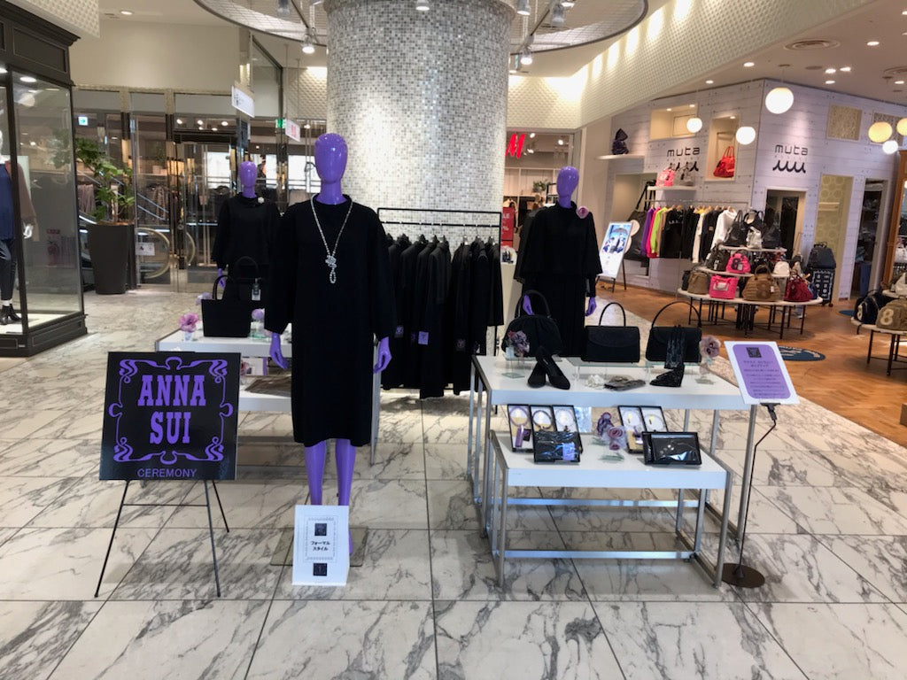 <center><small>ANNA SUI CEREMONY 2021年AWコレクション</small></center>