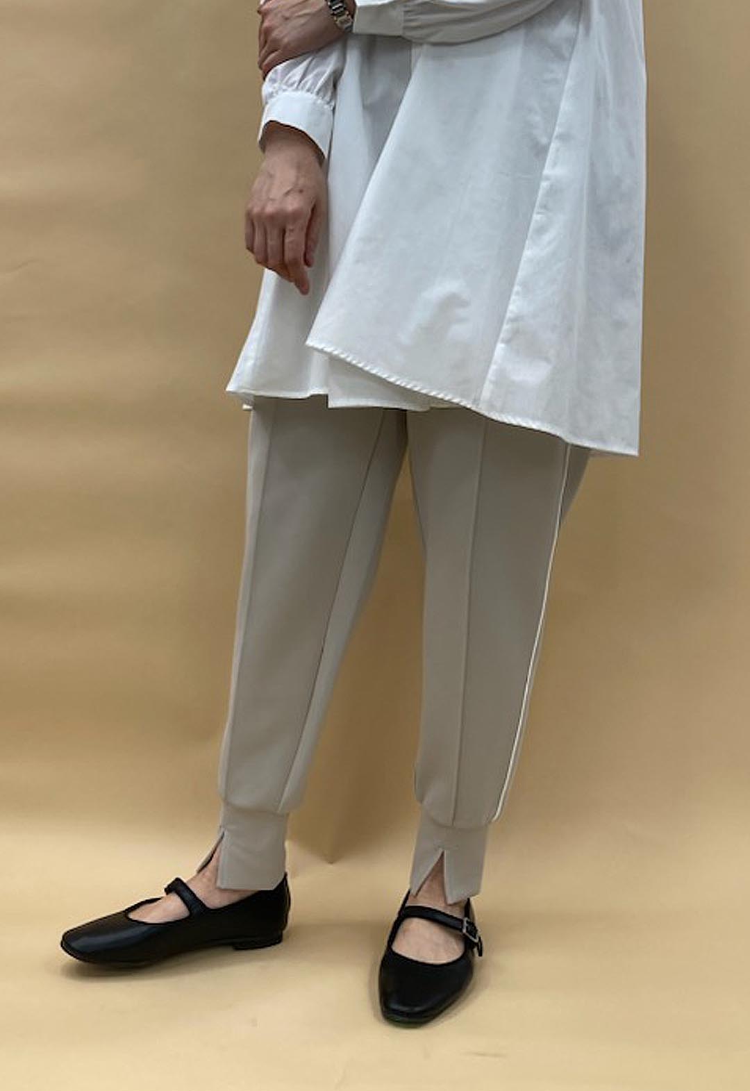 One-point embroidered jogger pants