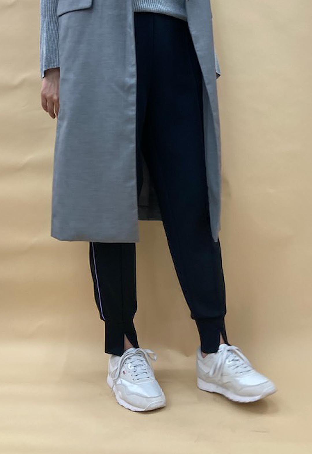 One-point embroidered jogger pants