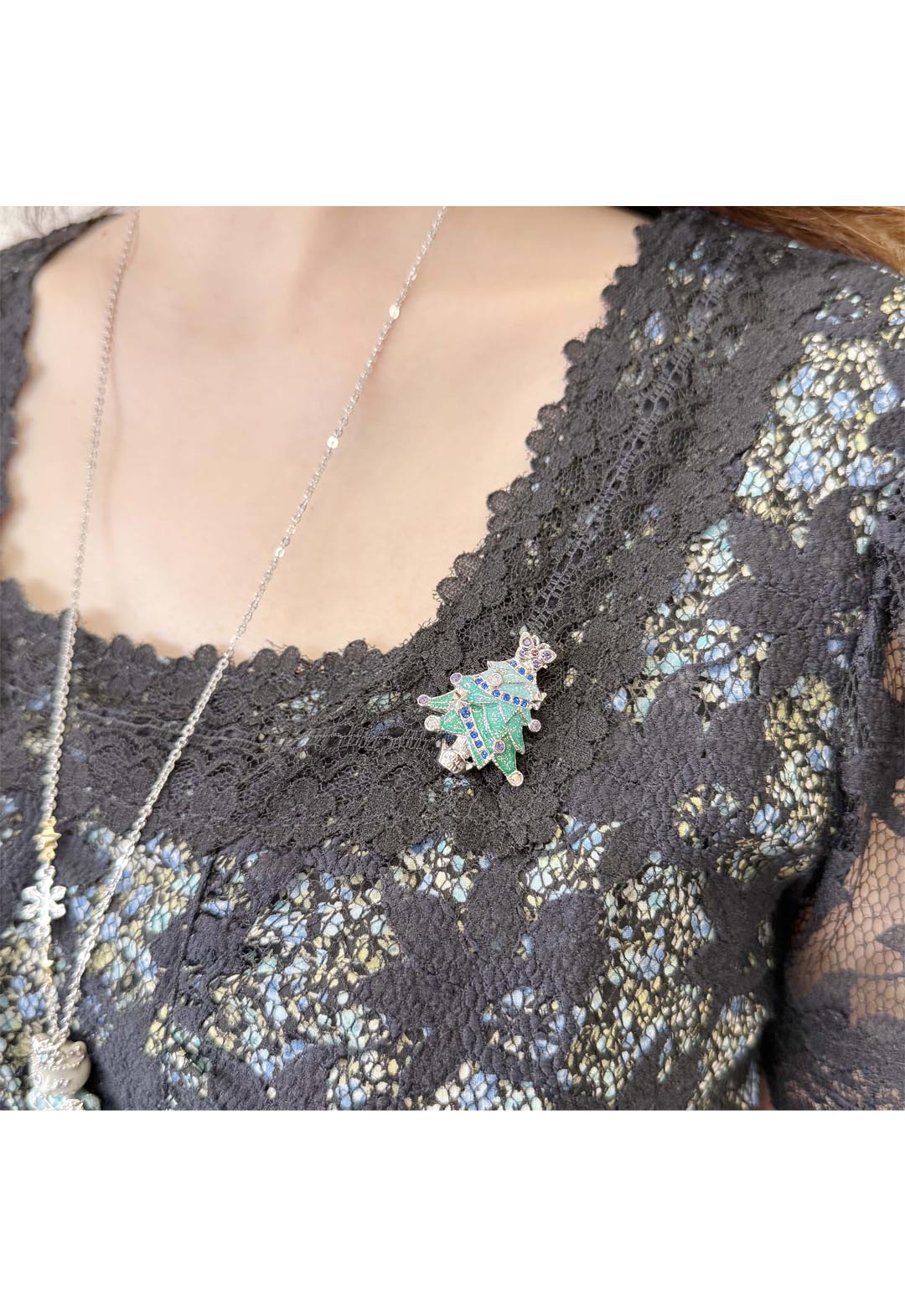 Christmas tree motif brooch