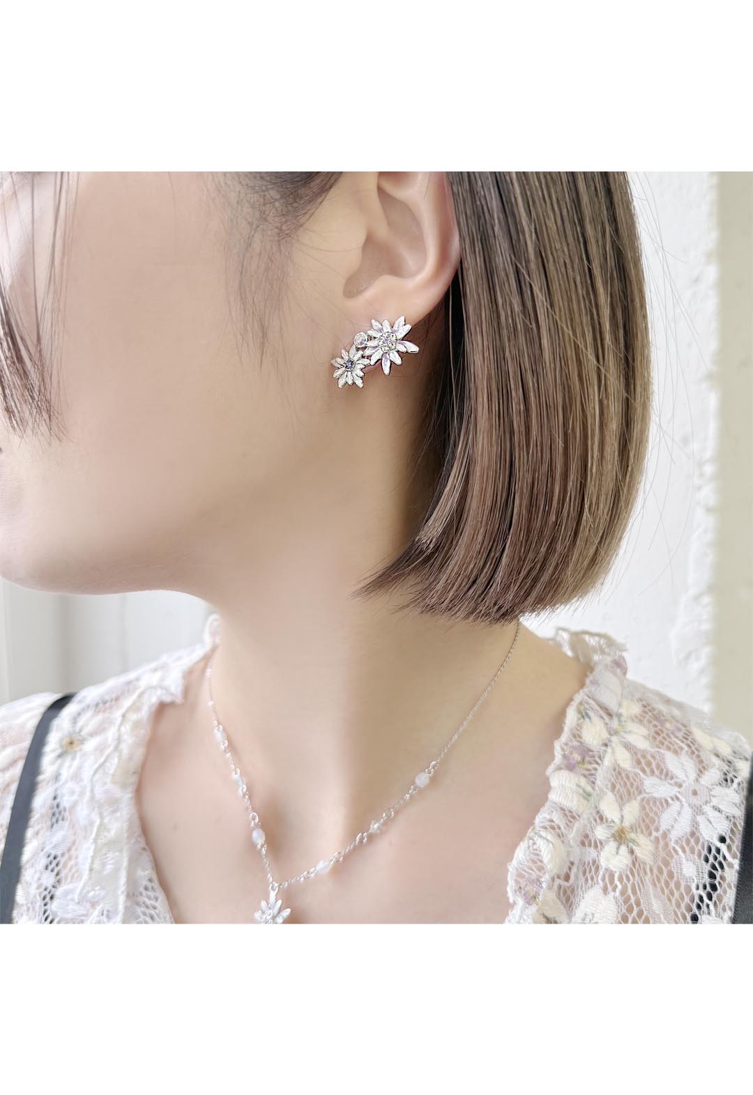 Edelweiss motif earrings