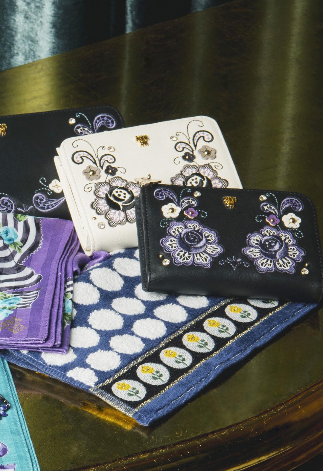 Lala 搭扣双折钱包