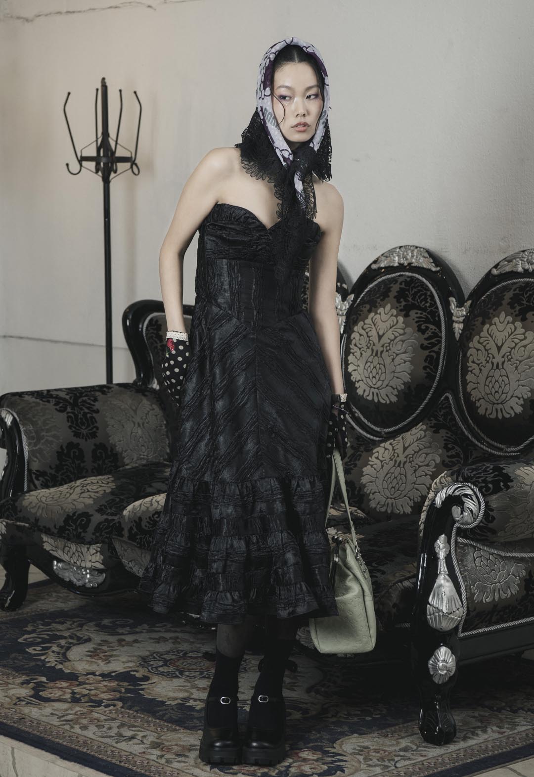 緞面無肩帶心型領連身裙