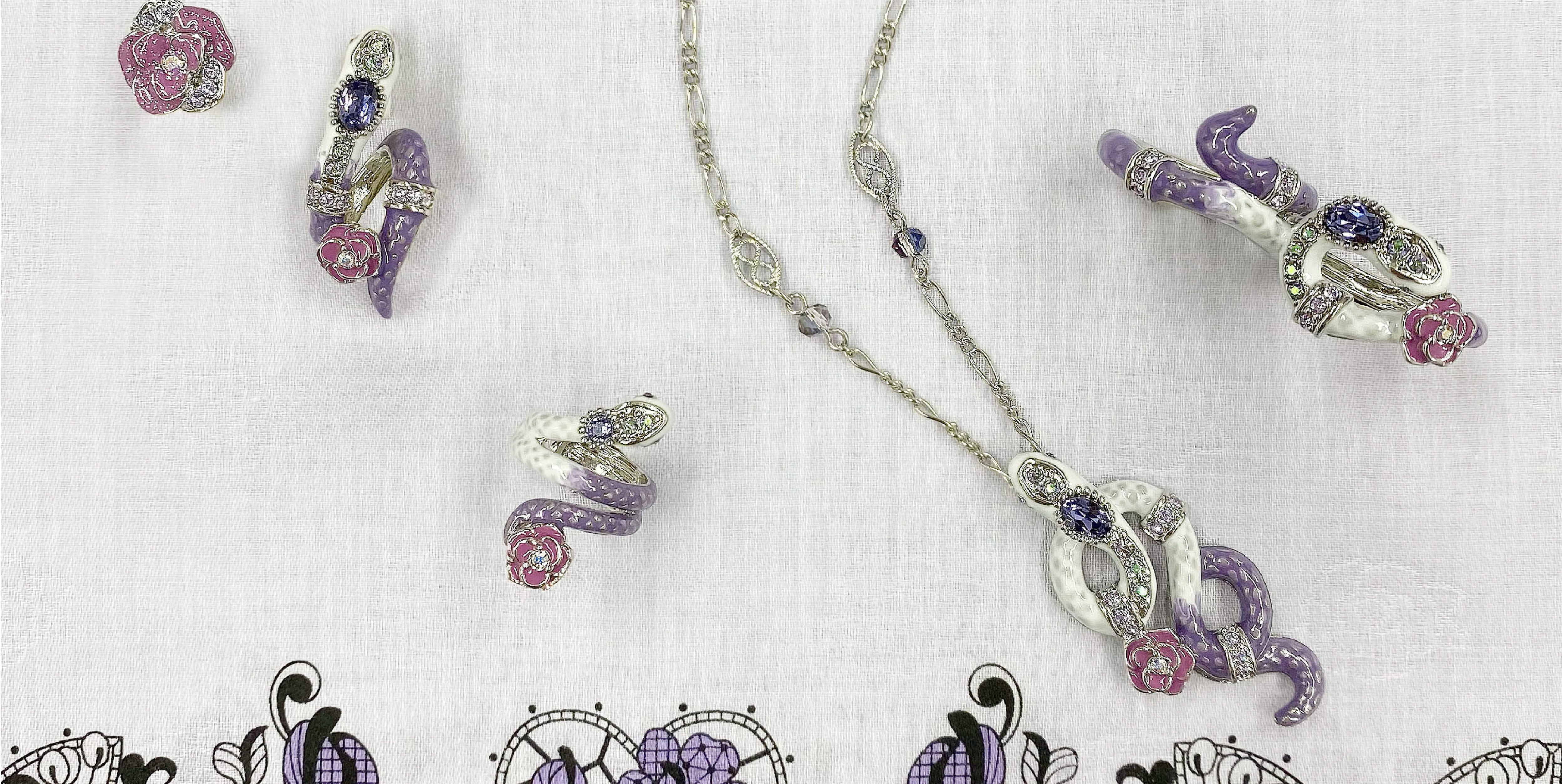 <center><small>ANNIVERSARY ITEM<br>ウェブストア限定アクセサリーを販売！</small></center>