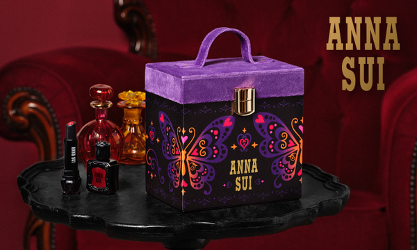 <center><small>ANNA SUI COSMETICS<br>SPECIAL THANKS<br>NOVELTY FAIR</small></center>