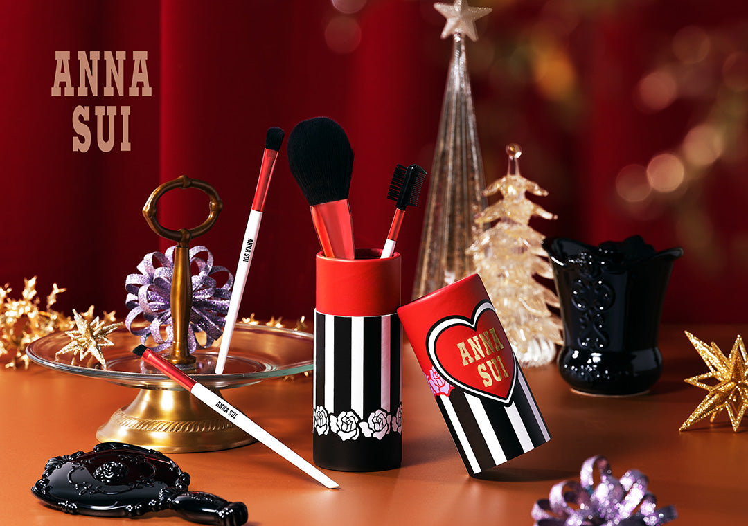 <center>ANNA SUI COSMETICS<br>SPECIAL THANKS<br>NOVELTY FAIR</center>