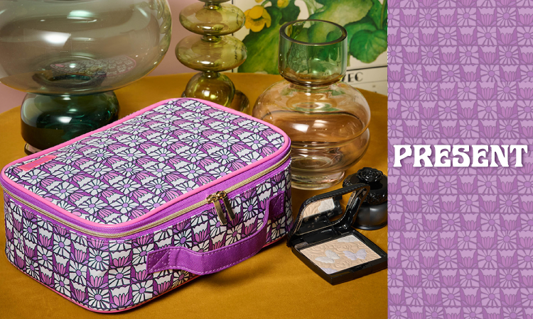 <center><small>ANNA SUI COSMETICS<br> NOVELTY FAIR</small></center>