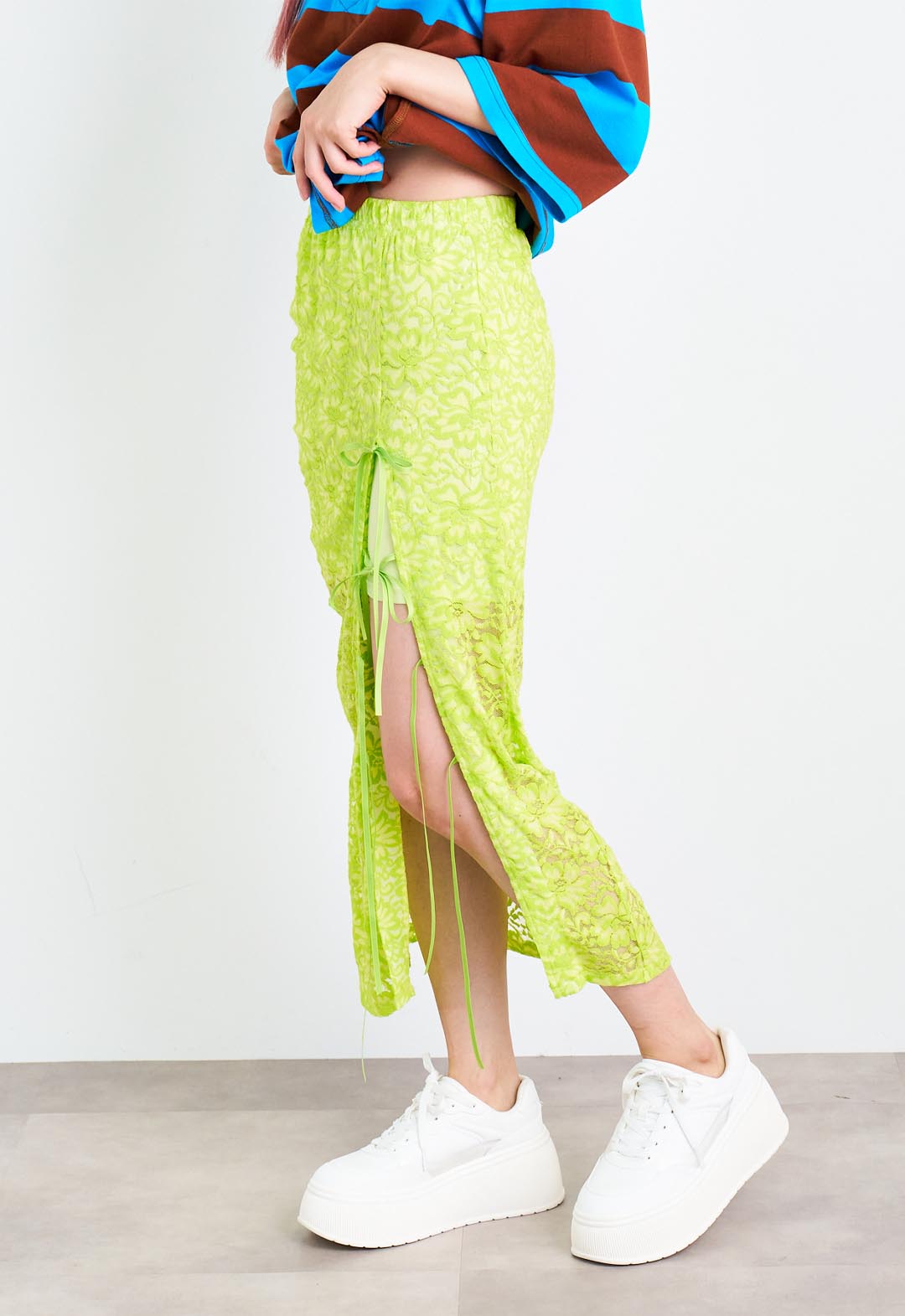 Ribbon slit stretch lace skirt