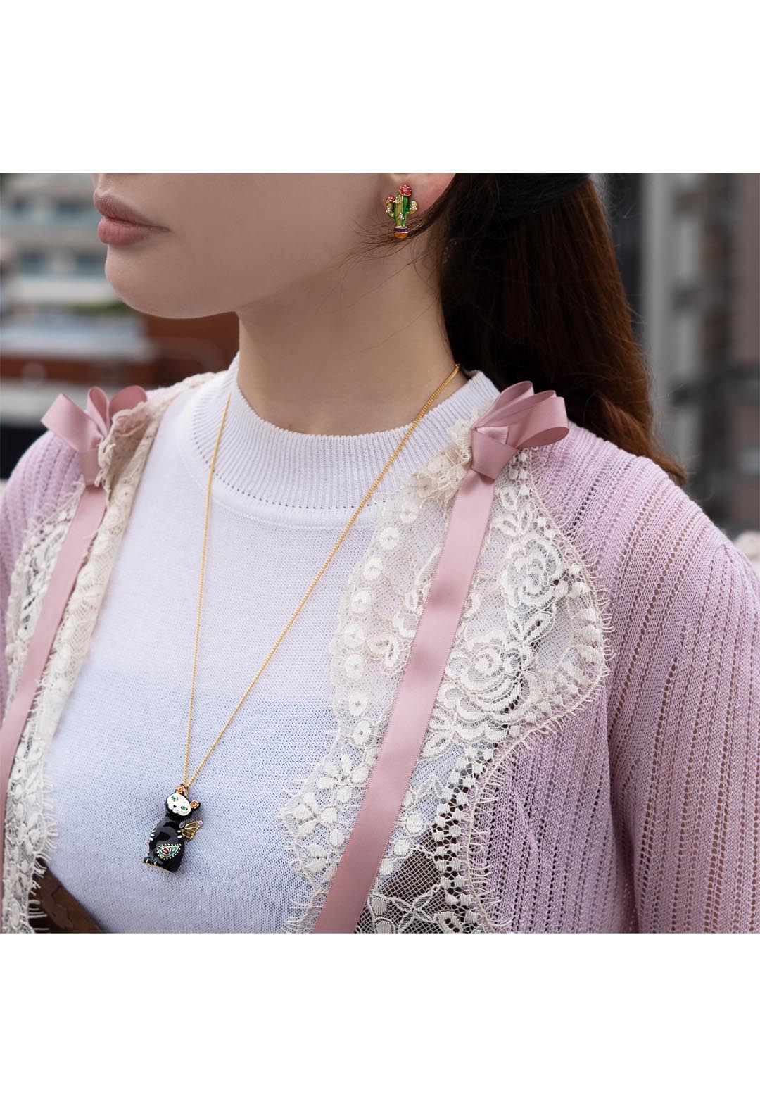 Cat motif necklace