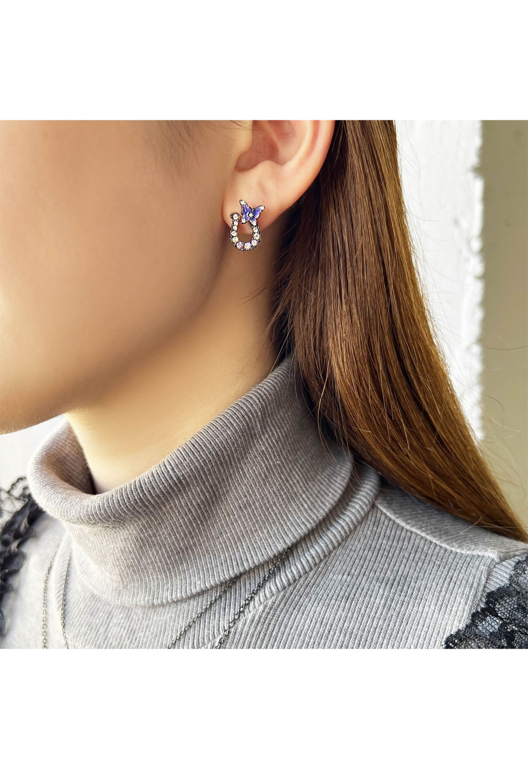 Horseshoe motif earrings