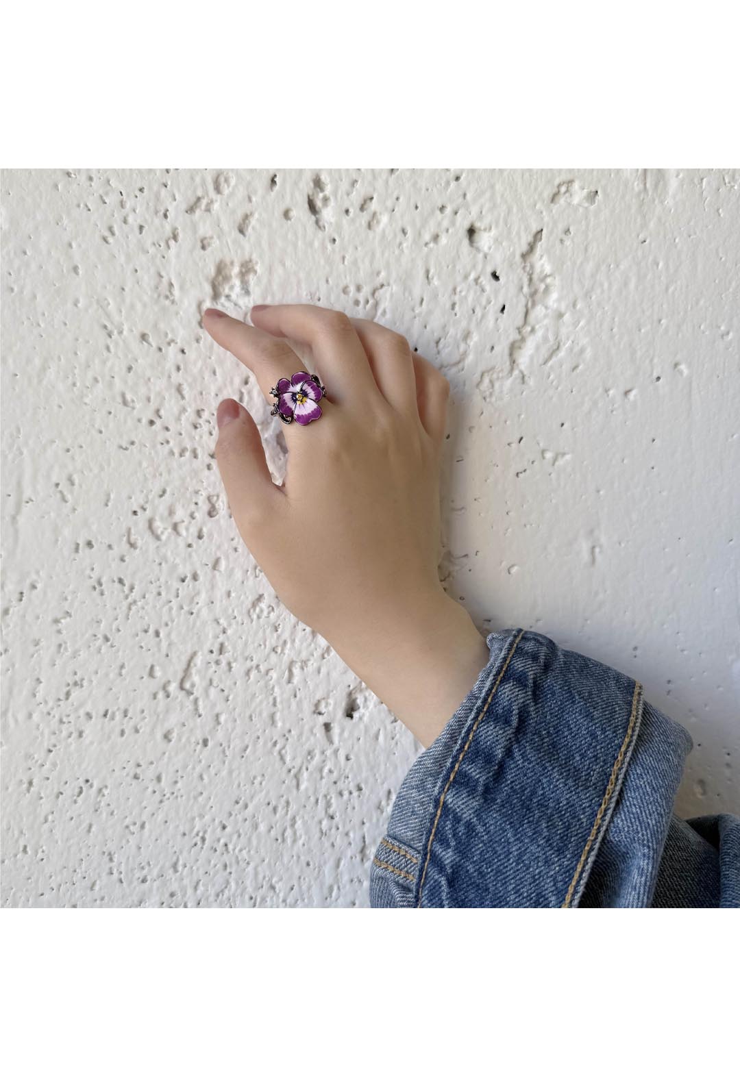 Viola motif ring