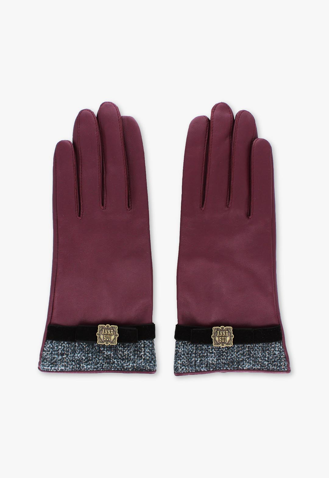 Smartphone-compatible leather gloves with metal plate