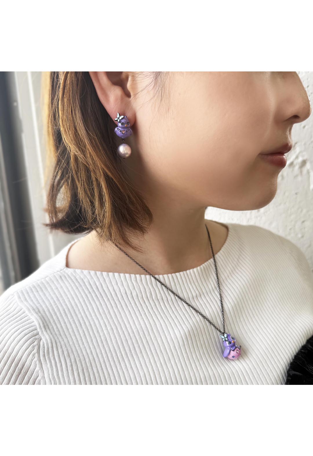 Chick motif earrings