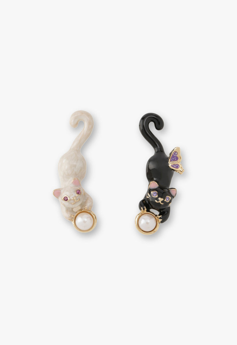 Cat motif earrings