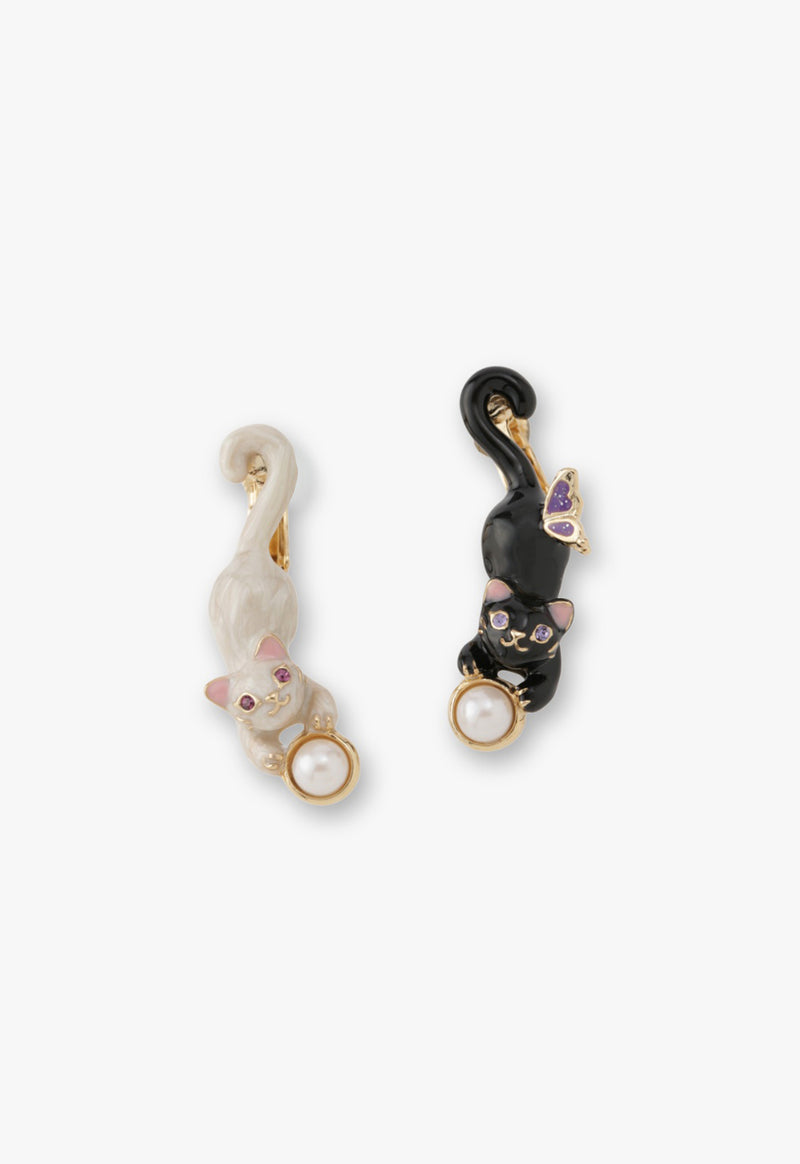 Cat motif earrings